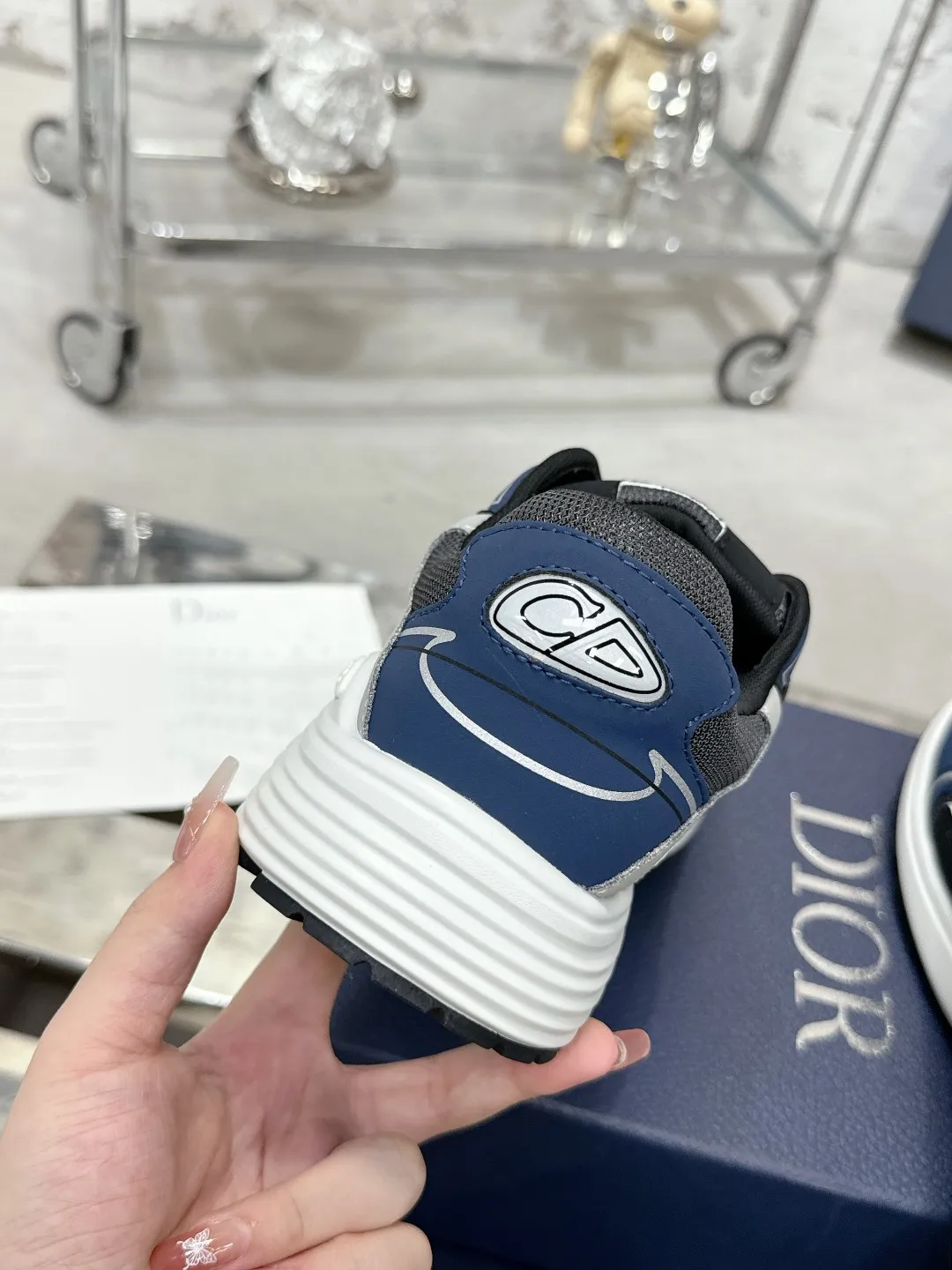 Men's men's shoes 💰600❤️❤️❤️High version Dior Dior's latest color matching B30 series reflective dad sneakers original 17380💰 purchased for development and production Brand new B30 sneakers Dad Shoes style shoes that follow the trend of the retro market The Dior logo on the tongue also indicates that this pair of shoes is the B30 model! B30 uses fine-textured leather and mesh cloth materials to form a shoe body. There are conspicuous letters CD on both sides of the shoe body to indicate identity. Many lines on the shoe body outline details to make the shoes look less monotonous and full of retro flavor. The delivery counter is exquisitely packaged🛍📦 ▪️Fabric: Original customized technical fabric + mesh ▪️Inner lining: Customized breathable lining ▪️Outsole: Original molded IP foam + TPU outsole ▪️Sole thickness: 3.5CM ▪️Size: Women’s size 35-40 / Men’s size 39-46